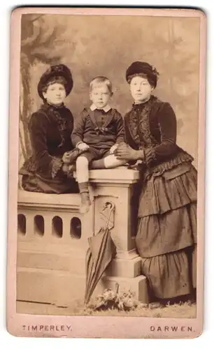 Fotografie Timperley, Darwen, Zwei junge Damen und Knabe in zeitgenössischer Kleidung