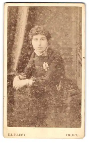 Fotografie E. I. Ellery, Truro, Junge Dame in zeitgenössischer Kleidung