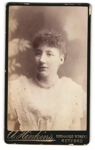 Fotografie A. Hinkins, Retford, Exchange Street, Junge Dame im Kleid mit Perlenkette