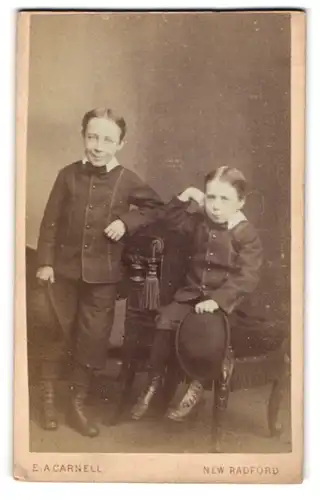 Fotografie E. A. Carnell, New Radford, 24, George Street, Zwei Jungen in mdoscher Kleidung