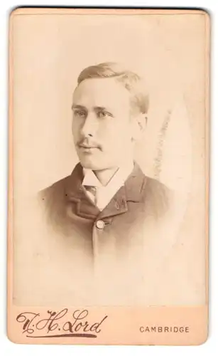 Fotografie R. H. Lord, Cambridge, 23, Market Place, Market Street, Junger Herr in modischer Kleidung