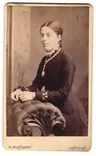 Fotografie R. Slingsby, Lincoln, 168, High Street, Junge Dame im Kleid mit Halskette