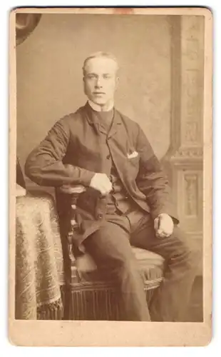 Fotografie R. Slingsby, Lincoln, 168, High Street, Junger Herr im Anzug mit Krawatte