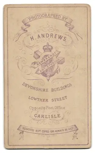 Fotografie H. Andrews, Carlisle, Lowther Street, Modisch gekleidete Dame mit Korbtasche