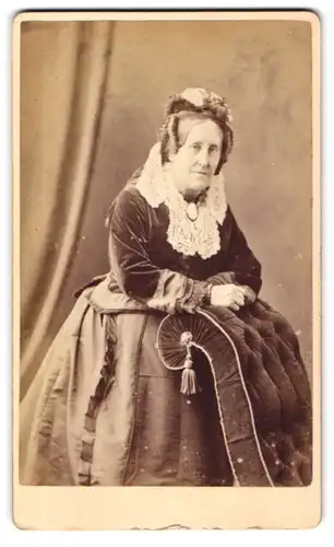 Fotografie J. L. Jurner, Barnsbury, 10 Barnsbury Park, ältere Dame im Biedermeierkleid mit Samtbluse und Locken
