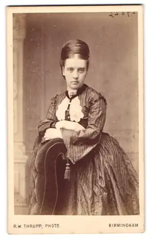 Fotografie R. W. Thrupp, Birmingham, junge englische Dame im gestreiften Biedermeierkleid mit toupierten Haaren
