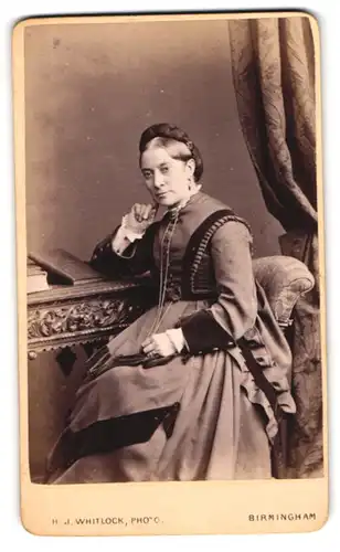 Fotografie H. J. Whitlock, Birmingham, Portrait ältere Dame im Biedermeierkleid mit hochgebundenem Zopf