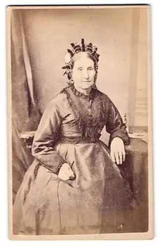 Fotografie A. J. Osbourne, Lincoln, ältere Dame im schlichten Kleid mit Haarschmuck