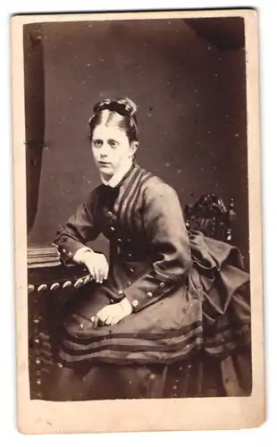 Fotografie H. Foote, Bath, 8 Braod St., Portrait junge Engländerin im Biedermeierkleid mit Haarschleife