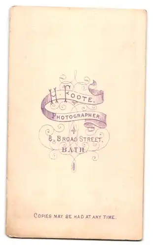 Fotografie H. Foote, Bath, 8 Braod St., Portrait junge Engländerin im Biedermeierkleid mit Haarschleife