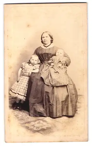 Fotografie Gustav Reiger, Augsburg, Spenglergasse 94, Mutter im Reifrockkleid mit ihren beiden Kindern, Mutterglück