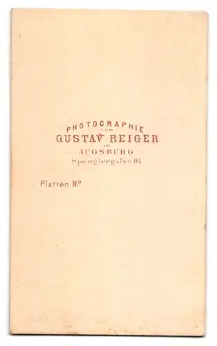 Fotografie Gustav Reiger, Augsburg, Spenglergasse 94, Mutter im Reifrockkleid mit ihren beiden Kindern, Mutterglück