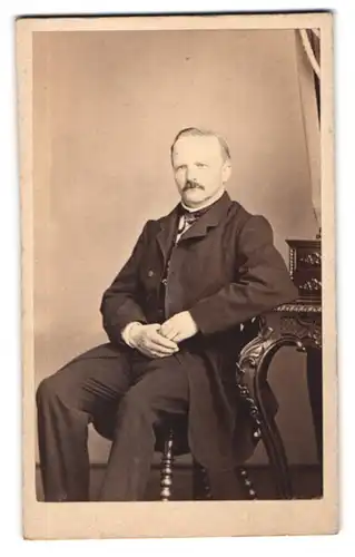 Fotografie L. Belitski, Nordhausen, Portrait Herr Müller im Anzug mit Moustache