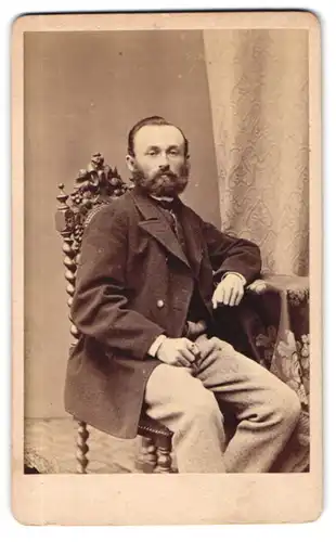 Fotografie Wilhelm Ernstl, Hannover, Anger-Str. 13a, Portrait Herr im Anzug mit Vollbart sitzend im Atelier