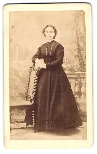 Fotografie A. Herbst, Pyrmont, Portrait Dame im dunklen Kleid mit langer Halskette und Locken