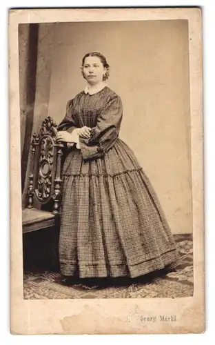 Fotografie Georg Märkl, Wien, Portrait junge Dame im karierten Kleid mit Haarnetz