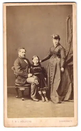 Fotografie T. & J. Holroyd, Harrogate, Portrait Eltern mit ihrer Tochter in Biedermeierkleidung