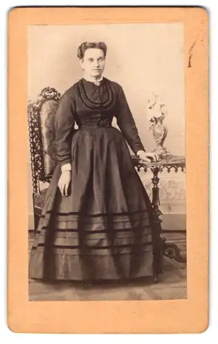 Fotografie C. Wieland, Cottbus, Portrait junge Brandenburgerin im Biedermeierkleid mit Brosche