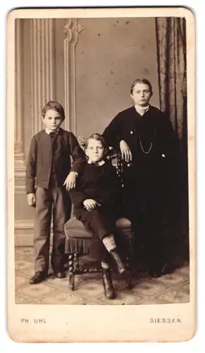 Fotografie Ph. Uhl, Giessen, Portrait drei junge Knaben in Anzügen posieren im Atelier