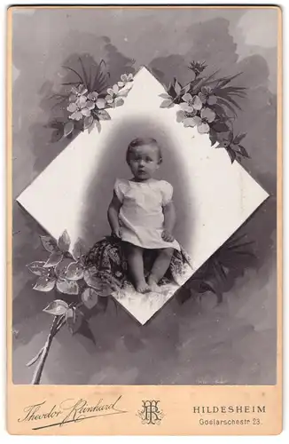 Fotografie Theodor Reinhard, Hildesheim, Goslarschestr. 23, Kleinkidn im weissen Kleidchen posiert sitzend, Passepartout
