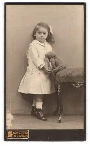 Fotografie A. Wertheim, Berlin, Leipzigerstr., Mädchen im weissen Kleid mit Haarschleife und ihrem Teddybär