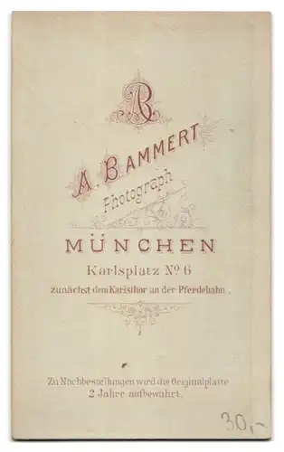 Fotografie A. Bammert, München, Portrait junges Brautpaar im schwarzen Hochzeitskleid und Anzug mit Zylinder