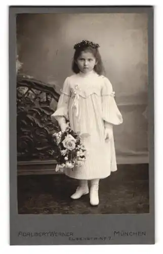 Fotografie Adalbert Werner, München, Mädchen Elisabeth Freytag als Blumenmädchen im weissen Kleid mit Blumenstrauss, 1903