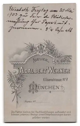 Fotografie Adalbert Werner, München, Mädchen Elisabeth Freytag als Blumenmädchen im weissen Kleid mit Blumenstrauss, 1903