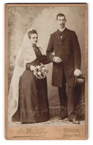 Fotografie Ad. Winkler, Görlitz, Berliner-Str. 12, junges Brautpaar im schwarzen Hochzeitskleid und Anzug mit Zylinder