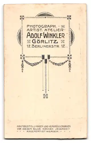 Fotografie Adolf Winkler, Görlitz, Berlinerstr. 12, Brautpaar im schwarzen Kleid mit Schleier und Anzug mit Zylinder