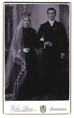 Fotografie Victor Gross, Saarlouis, Brautleute im schwarzen Kleid mit Schleier und im Anzug