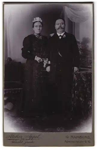 Fotografie Atelier Appel, Hamburg, Portrait älteres Brautpaar im schwarzen Kleid und Anzug posiert im Atelier