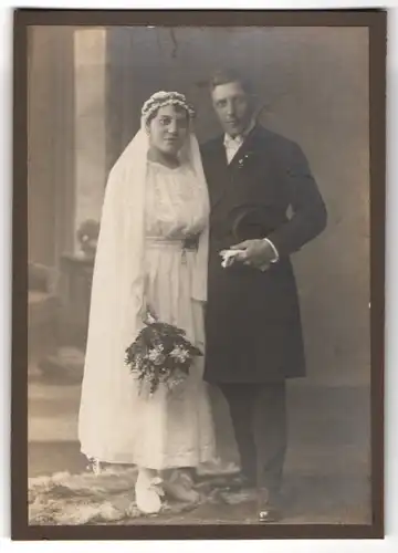 Fotografie unbekannter Fotograf und Ort, Eheleute Clara und Michael am Hochzeitstag im Kleid und Anzug, Zylinder