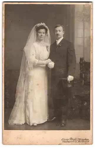 Fotografie Oscar Pöckl, München, Portrait Brautpaar im Hochzeitskleid und Anzug mit Zylinder und Schleier