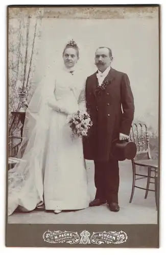 Fotografie M. Pache, Achern, Brautpaar im Hochzeitskleid mit Schleier und im Anzug mit Zylinder