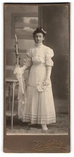 Fotografie H. Wolffberg, Rixdorf, Portrait junges Mädchen zur Kommunion im Kleid mit Kerze