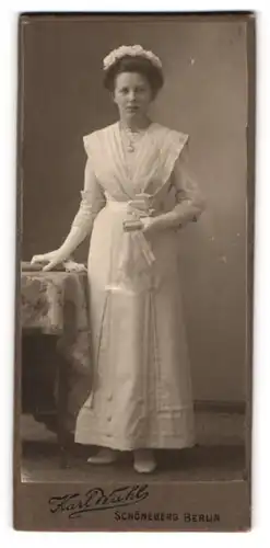 Fotografie Karl Wahl, Berlin, Portrait Mädchen im weissen Kommunionskleid mit Blumen im Haar