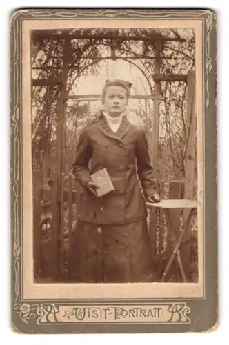 Fotografie unbekannter Fotograf und Ort, Portrait Mädchen im Kommunionskleid mit Bibel in der Hand