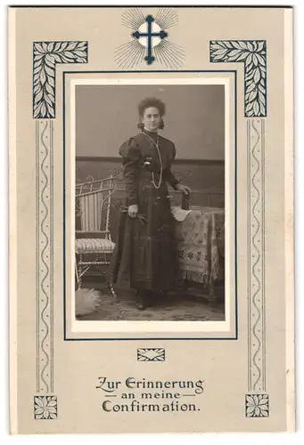 Fotografie unbekannter Fotograf und Ort, Portrait Mädchen im dunklen Kleid mit Bibel zur Konfirmation 1909