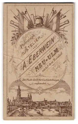 Fotografie A. Eberwein, Neu-Ulm, Ansicht Neu-Ulm, Blick auf die Stadt mit Brücke, Pickelhaube mit Kanonen und Flaggen