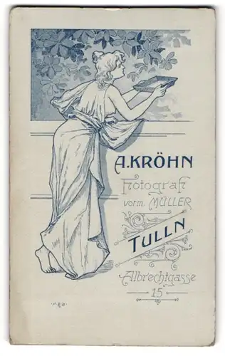Fotografie A. Kröhn, Tulln, Albrechtsgasse 15, Frau mit entblösstem Busen hällt Schale in der Hand