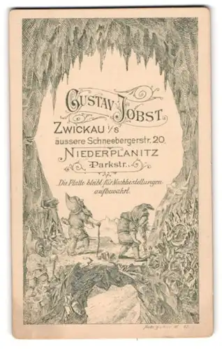 Fotografie Gustav Jobst, Zwickau i. Sa., Zwerge in ihrer Schatzhöhle mit Edelsteinen und Schmuck