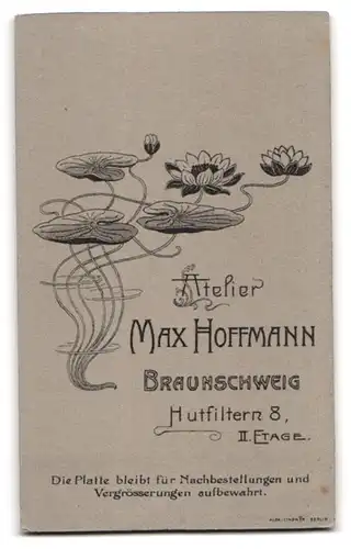 Fotografie M. Hoffmann, Braunschweig, niedliches Mädchen im weissen Kleidchen mit ihrer Puppe