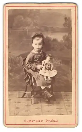 Fotografie Gustav Jobst, Zwickau, kleines Mädchen im Kinderstuhl mit ihrer Puppe auf dem Schoss