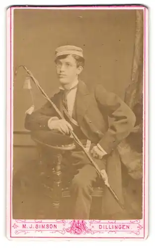 Fotografie M. J. Simson, Dillingen, junger Student mit langer Pfeife und Schirmmütze, Couleur