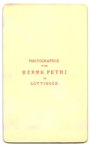 Fotografie Bernh. Petri, Göttingen, junger Mann als Student im Anzug mit Couleur, Handkoloriert