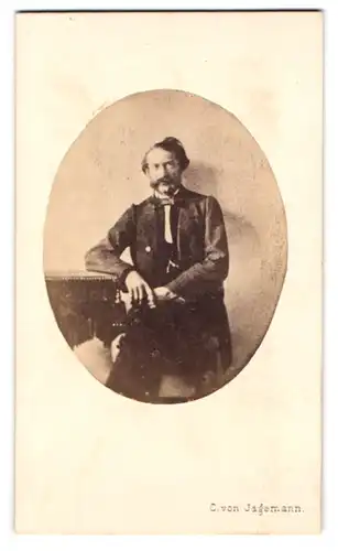 Fotografie Carl von Jagemann, Wien, Stadt am Hof 320, Herr mit Backenbart im eleganten Anzug