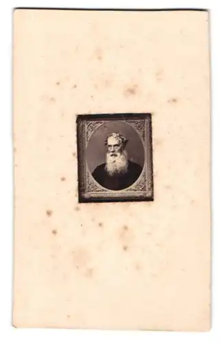 Fotografie unbekannter Fotograf und Ort, Portrait betagter Herr mit Vollbart im Briefmarkenformat