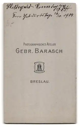 Fotografie Gebr. Barasch, Breslau, Schulanfang 1904, Schulmädchen mit Hut & Schulranzen vor Studiokulisse