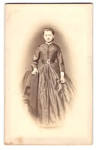 Fotografie unbekannter Fotograf und Ort, junge Dame im eleganten Sonntagskleid beim Fotograf